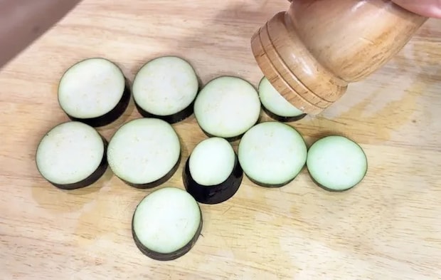 『ナスに塩を振る』写真（撮影：キジカク）