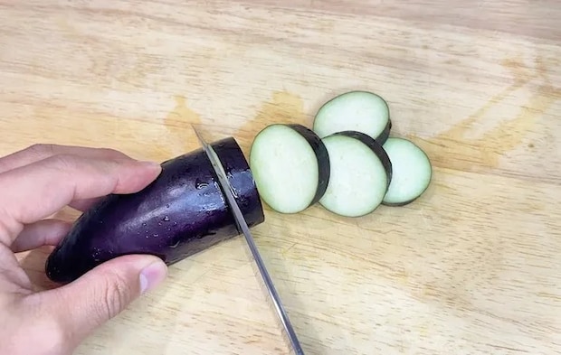 『ナスをカットする』写真（撮影：キジカク）