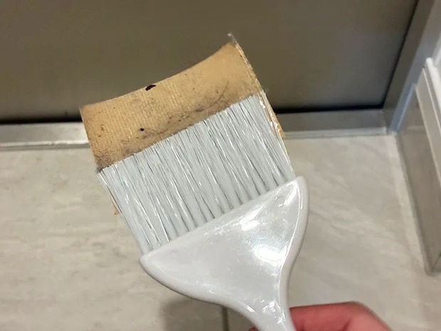 手に持った、掃除後のミニほうきの写真（撮影：grapeライフハック編集部）