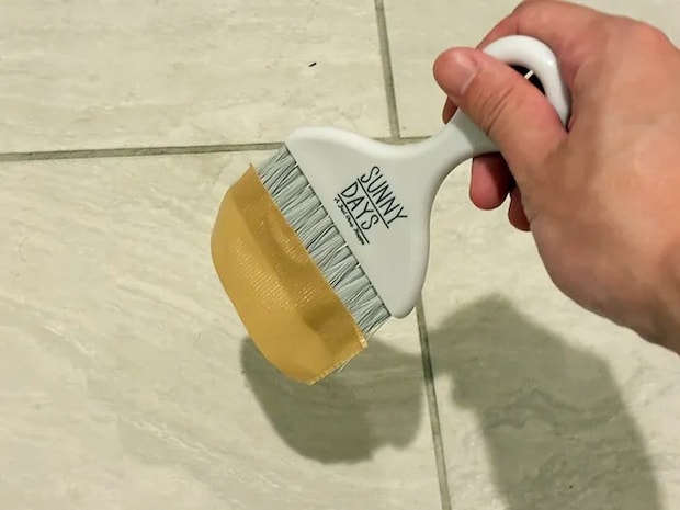 手に持ったミニほうきの写真（撮影：grapeライフハック編集部）