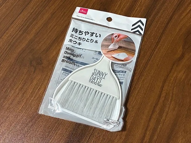 机に置かれたミニほうきの写真（撮影：grapeライフハック編集部）