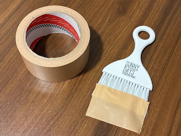 100均ほうきに『2cm』はみ出してガムテープを貼って…　細かな場所の掃除に役立つ活用法