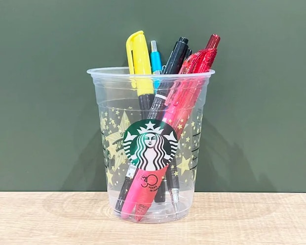 スタバの空カップをペン立てにした写真（撮影：grapeライフハック編集部）