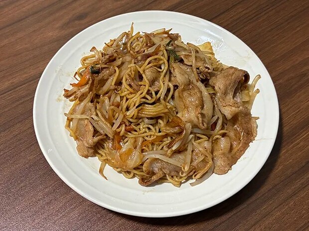 皿に入った焼きそばの写真（撮影：grapeフード編集部）