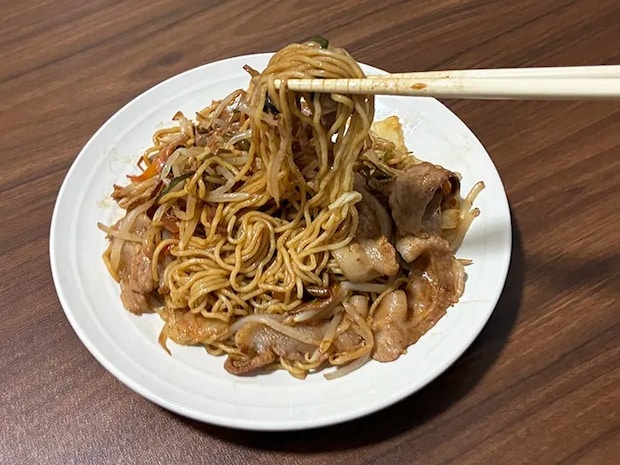 箸でつかんだ焼きそばの写真（撮影：grapeフード編集部）
