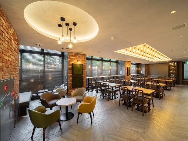 スーパーホテルの面会に推奨される広々としたラウンジの写真