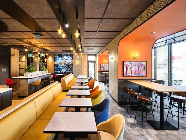 スーパーホテルの面会に推奨される広々としたラウンジの写真