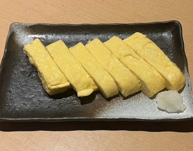 お皿に盛りつけられただし巻き卵