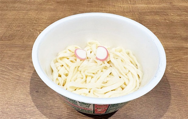どん兵衛釜玉を作る写真