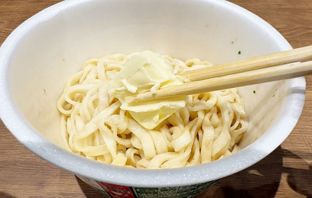どん兵衛釜玉を作る写真