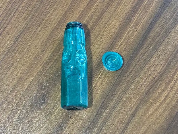 机に置かれたラムネの容器の写真（撮影：grapeライフハック編集部）