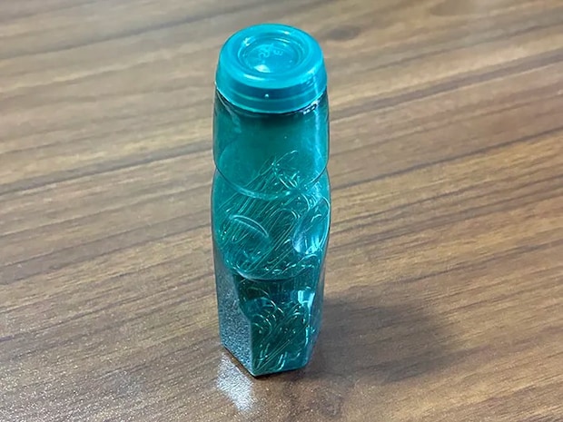 クリップを入れたラムネの容器の写真（撮影：grapeライフハック編集部）