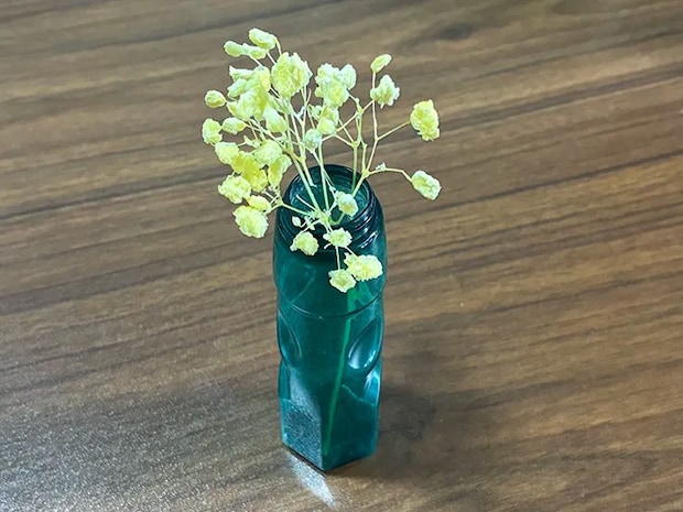 ドライフラワーを挿したラムネの容器の写真（撮影：grapeライフハック編集部）