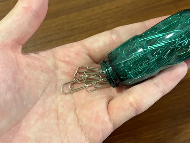 ラムネの容器からクリップを取り出す場面の写真（撮影：grapeライフハック編集部）