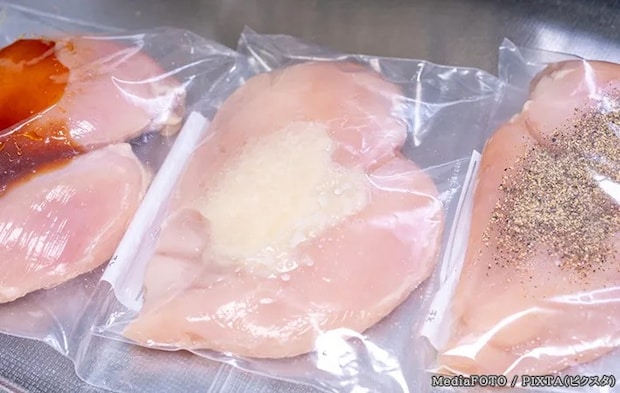 鶏肉に味をつけている写真
