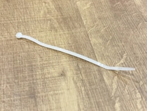 結束バンドを切りたくない時はどうする？　ハサミなしで外せる2つの方法を実際にやってみた