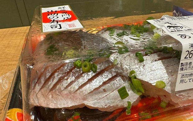寿司パックに水滴がつく（撮影：grapeフード編集部）