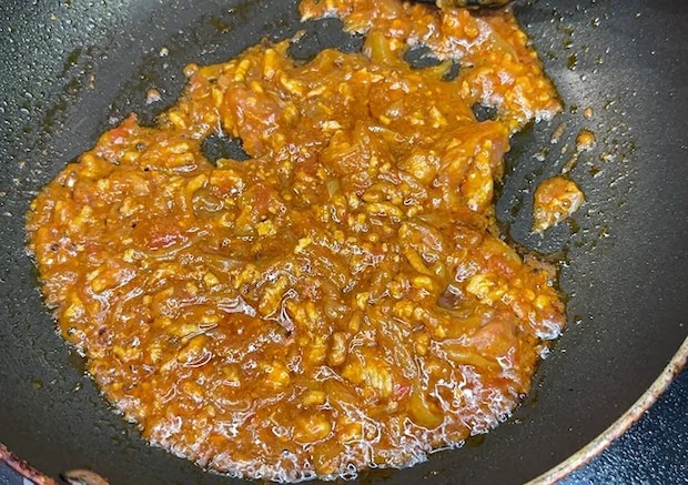 『オムカレー弁当』を作る写真（撮影：キジカク）
