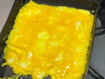 卵を焼いて中に包んだ“具”は？　満足感抜群！お弁当“簡単おかず”の作り方