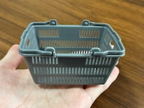 『買い物かご』のミニチュアの意外な活用法　2つの収納術を試したら、暮らしが快適になった【100均】