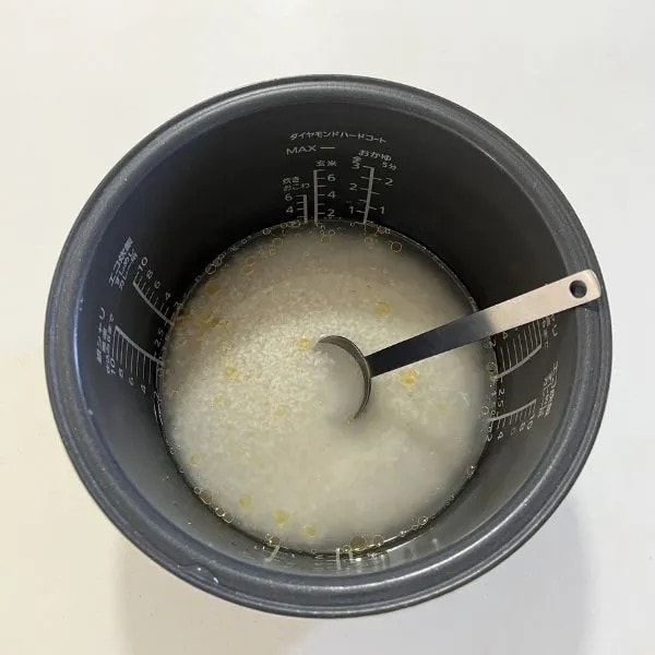 炊飯釜に調味料を加えている様子（撮影：grapeフード編集部）