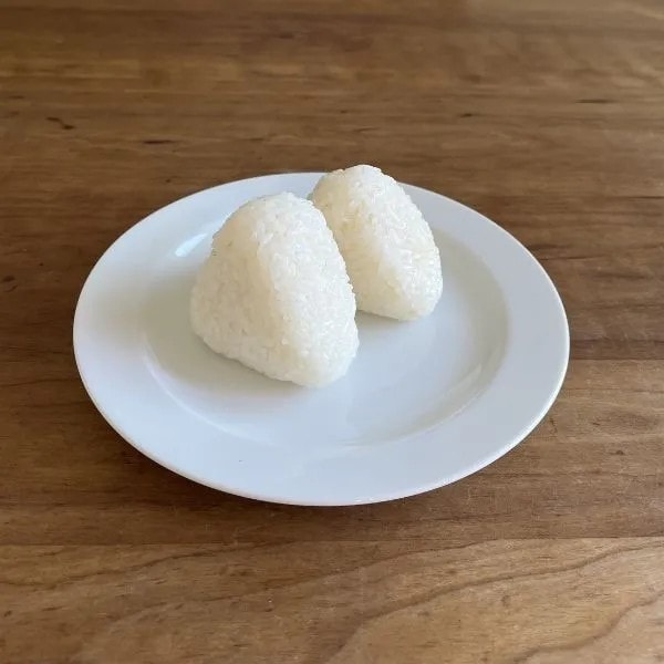完成した塩おにぎり（撮影：grapeフード編集部）