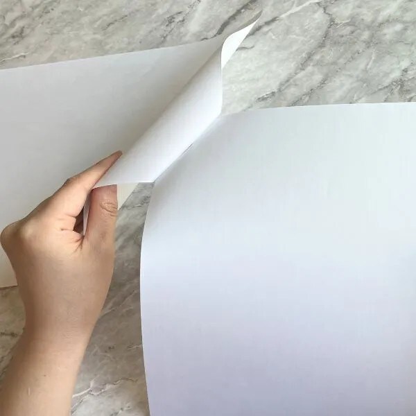 2個のゼムクリップで留めた書類をめくっている様子（撮影：grapeライフハック編集部）