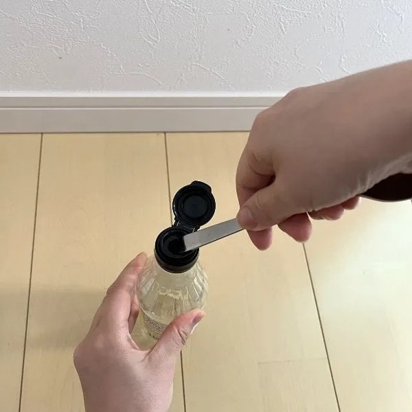 テコの原理でキャップを押し上げている様子（撮影：grapeライフハック編集部）