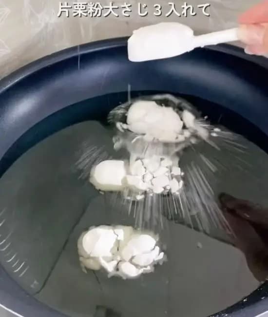 フライパンの油に片栗粉を加えている様子