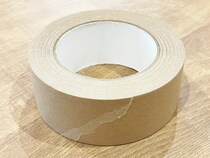 クラフトテープを「ハサミなし」で真っ直ぐ切る裏ワザ　「いつもよりきれいに切れる！」