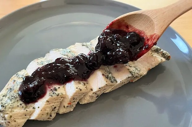 『まるごと果実ブルーベリー』をサラダチキンにのせている写真（撮影：grapeフード編集部）