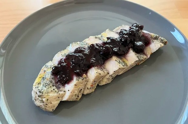 ブルーベリーとサラダチキンのサラダの写真（撮影：grapeフード編集部）