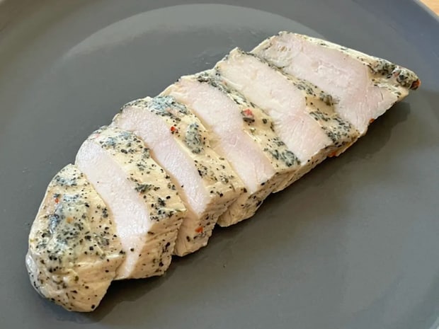 コンビニの「サラダチキン」にのせてみて！　思わぬ食べ方に「手が止まらん」「2倍作ればよかった！」