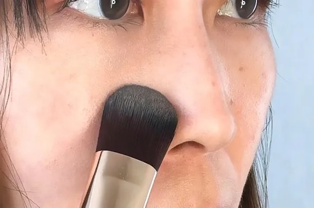 鼻の横でブラシを使う写真（撮影：LUIS FIELD）