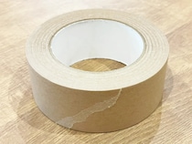 クラフトテープを「ハサミなし」で真っ直ぐ切る裏ワザ　「いつもよりきれいに切れる！」