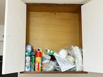 戸棚を開けた瞬間になだれが…　ゴチャゴチャを解消する『収納技』を試したらスッキリ！