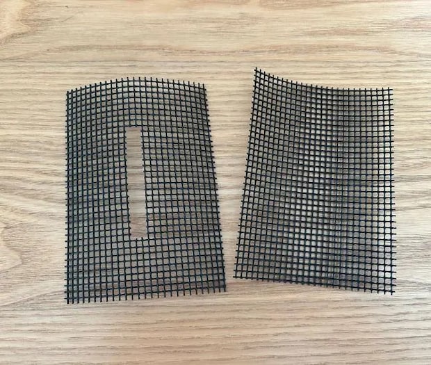 カットした鉢底ネットの中央に取り出し口の穴を開けた様子（撮影：grapeライフハック編集部）