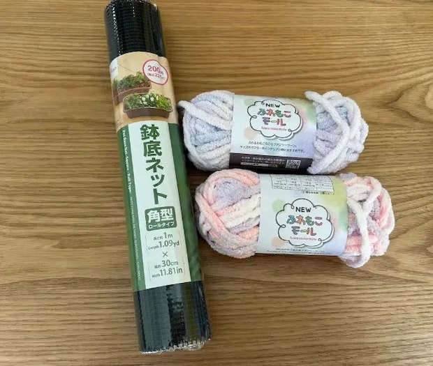 鉢底ネットとふわもこモールなどの材料を並べた様子（撮影：grapeライフハック編集部）