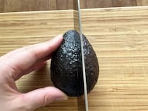手が汚れるアボカドの下処理　崩さず種を外す裏技に「めっちゃ助かる」「真似する」