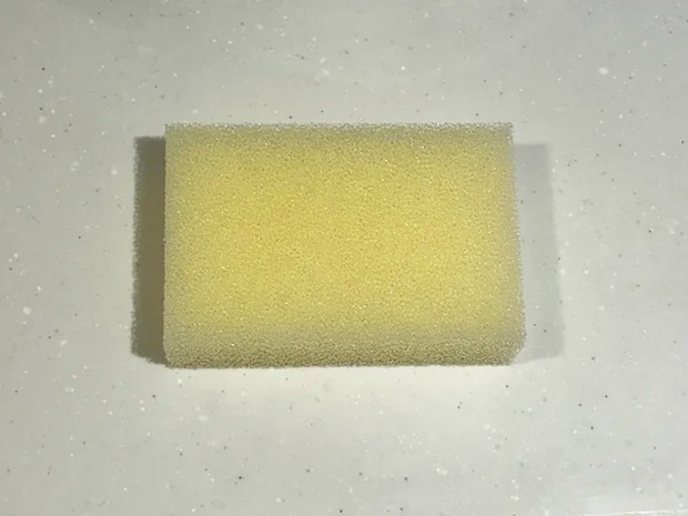 机に置かれたスポンジの写真（撮影：grapeライフハック編集部）
