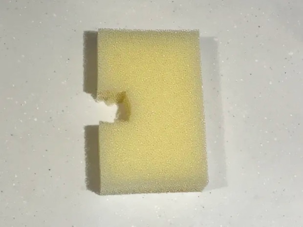 机に置かれた、コの字にカットしたスポンジの写真（撮影：grapeライフハック編集部）