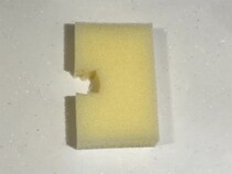 スポンジを『2cm』切ったら、コップ洗いが楽になる　収納にも役立つ意外な方法が…