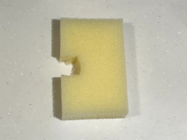 スポンジを『2cm』切ったら、コップ洗いが楽になる　収納にも役立つ意外な方法が…
