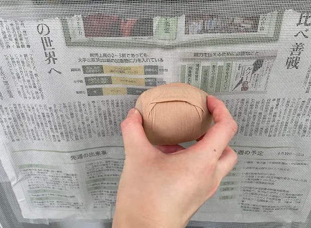 『ストッキング団子』で網戸を掃除する写真（撮影：grapeライフハック編集部）