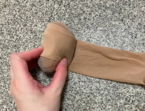 靴下をストッキングに入れて丸める写真（撮影：grapeライフハック編集部）