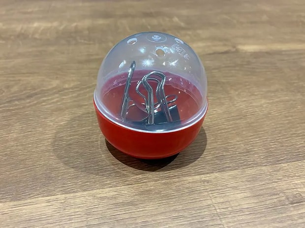 ダブルクリップが入ったカプセルトイの容器の写真（撮影：grapeライフハック編集部）