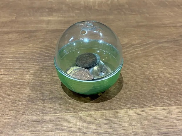小銭が入ったカプセルトイの容器の写真（撮影：grapeライフハック編集部）