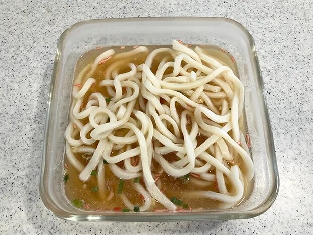 五目チャーハン風うどんが完成した場面（撮影：grapeフード編集部）