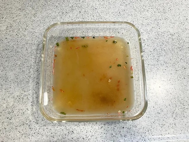 五目チャーハンの素と水を混ぜた場面（撮影：grapeフード編集部）