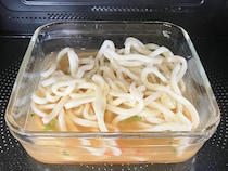 鍋を洗いたくない日の正解！　五目チャーハンの素のみで味つけ “レンチン”うどんレシピ